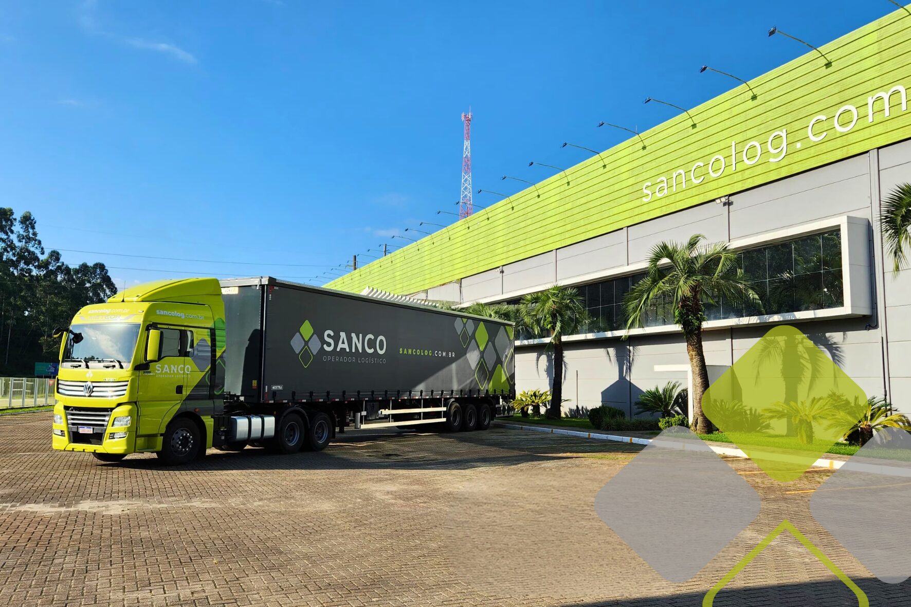 Um caminhão sider estacionado em frente ao armazém logístico da sanco